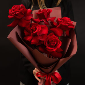 BUCHET FLEXED RED ROSES