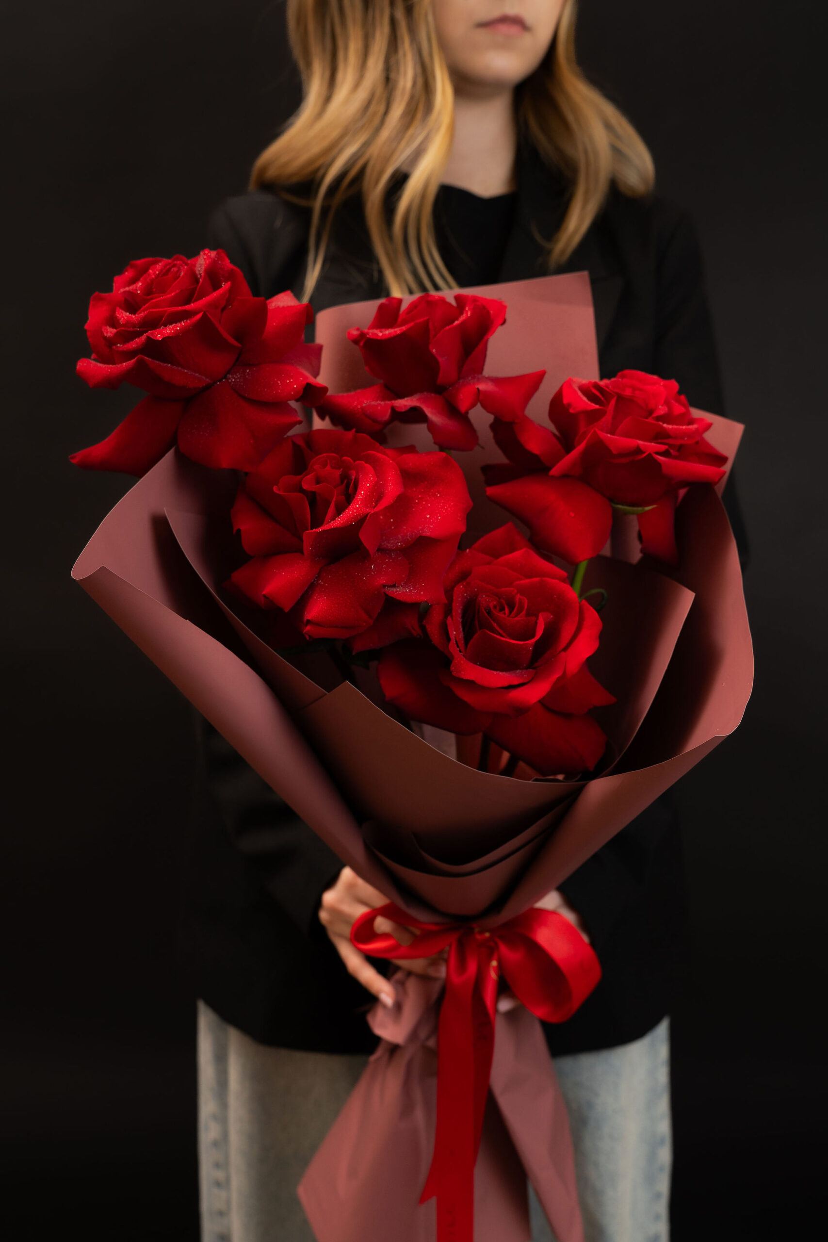 BUCHET FLEXED RED ROSES1